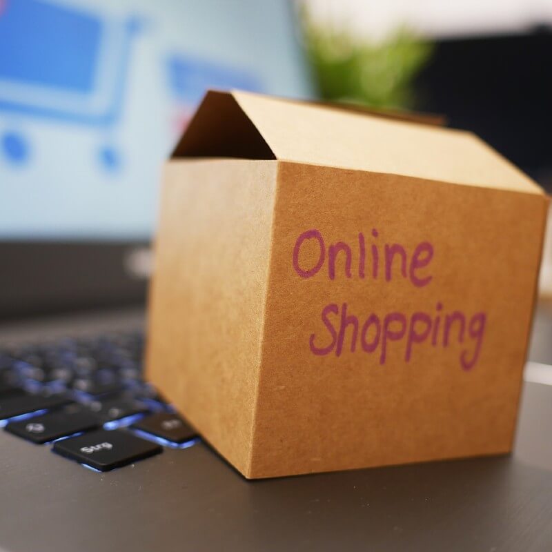 homme-sweet-homme-carton-online-shopping-sur-ordinateur